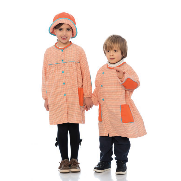 Bata rapaz em xadrez